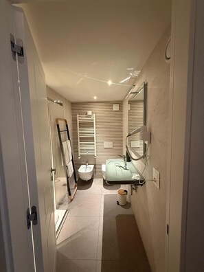 Een douche, een haardroger, een bidet, handdoeken