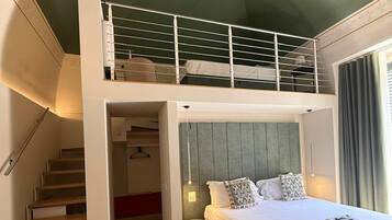 Una stanza con un letto a castello, una scala e un tappeto decorato.