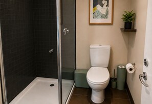 Shower, hair dryer, towels, soap - 2BR CBD Modern Retreat Pool, Gym & Free Parking (Melbourne)