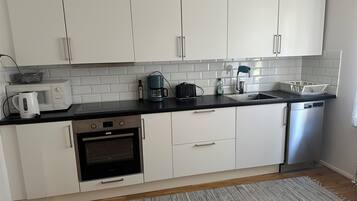 EstĂșdio bĂĄsico | Cozinha privada | Micro-ondas, fogĂŁo, cooktop, talheres/pratos/utensĂlios de cozinha
