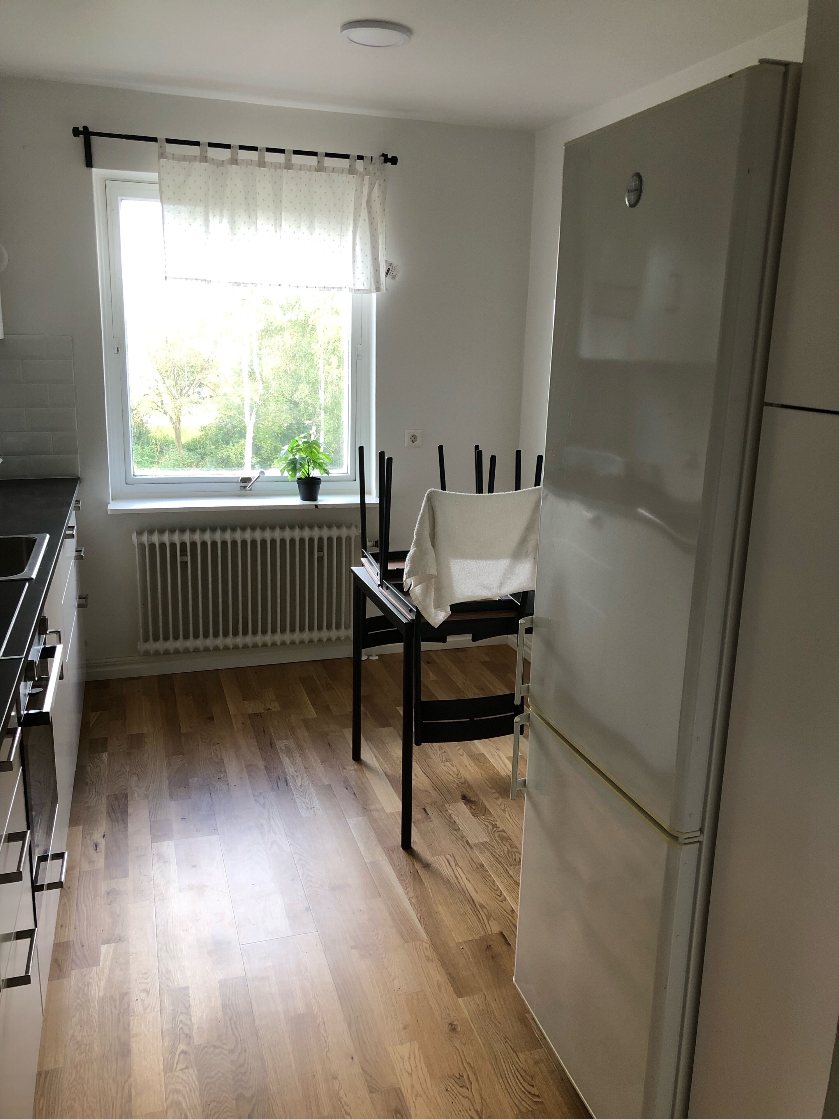 Classic Apartment | Private kitchen | Microwave, oven, stovetop, cookware/dishes/utensils