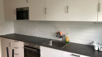 Classic Apartment | Private kitchen | Microwave, oven, stovetop, cookware/dishes/utensils