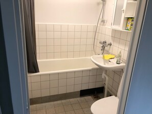 Classic-lejlighed | Badeværelse | Bruser, håndklæder, Toiletpapir