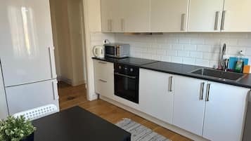 Classic-Apartment | Eigene Küche | Mikrowelle, Ofen, Herdplatte, Kochgeschirr/Geschirr/Besteck