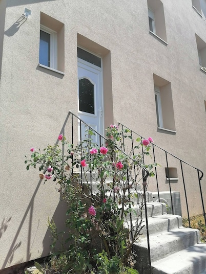 "Nid Douillet" between Nancy and Lunéville. In a quiet location, with a garden and parking.