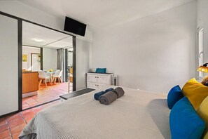 Iron/ironing board, WiFi, bed sheets - Apartment 'Hakuna Matata House' with Shared Pool, Wi-Fi and Air Conditioning (Portimão)