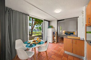 Dining - Apartment 'Hakuna Matata House' with Shared Pool, Wi-Fi and Air Conditioning (Portimão)