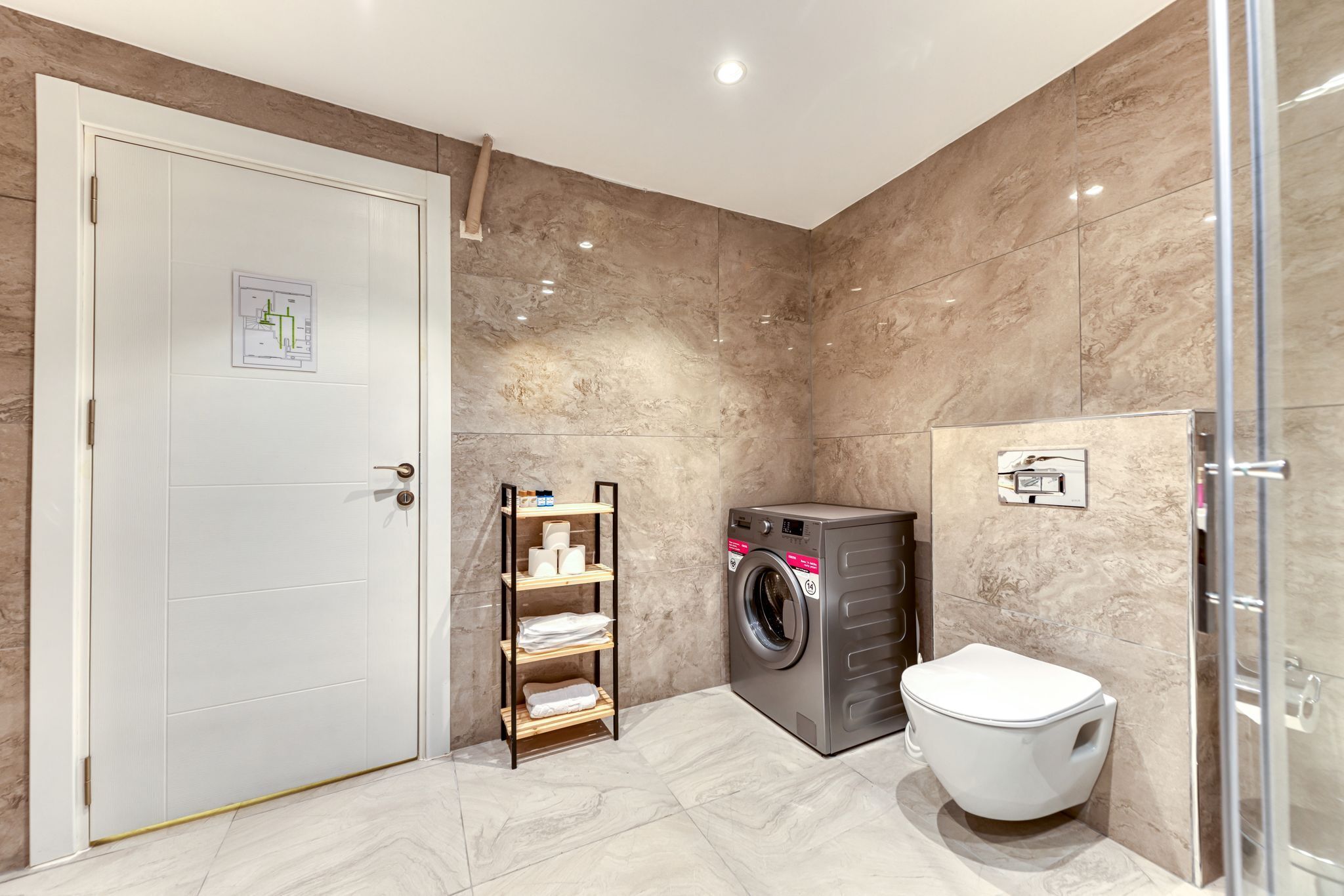Deluxe-Apartment | Badezimmer | Haartrockner, Handtücher, Seife, Shampoo