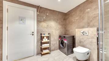 Deluxe-Apartment | Badezimmer | Haartrockner, Handtücher, Seife, Shampoo