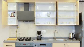 Deluxe Apartment | Private kitchen | Oven, dishwasher, cookware/dishes/utensils, cleaning supplies