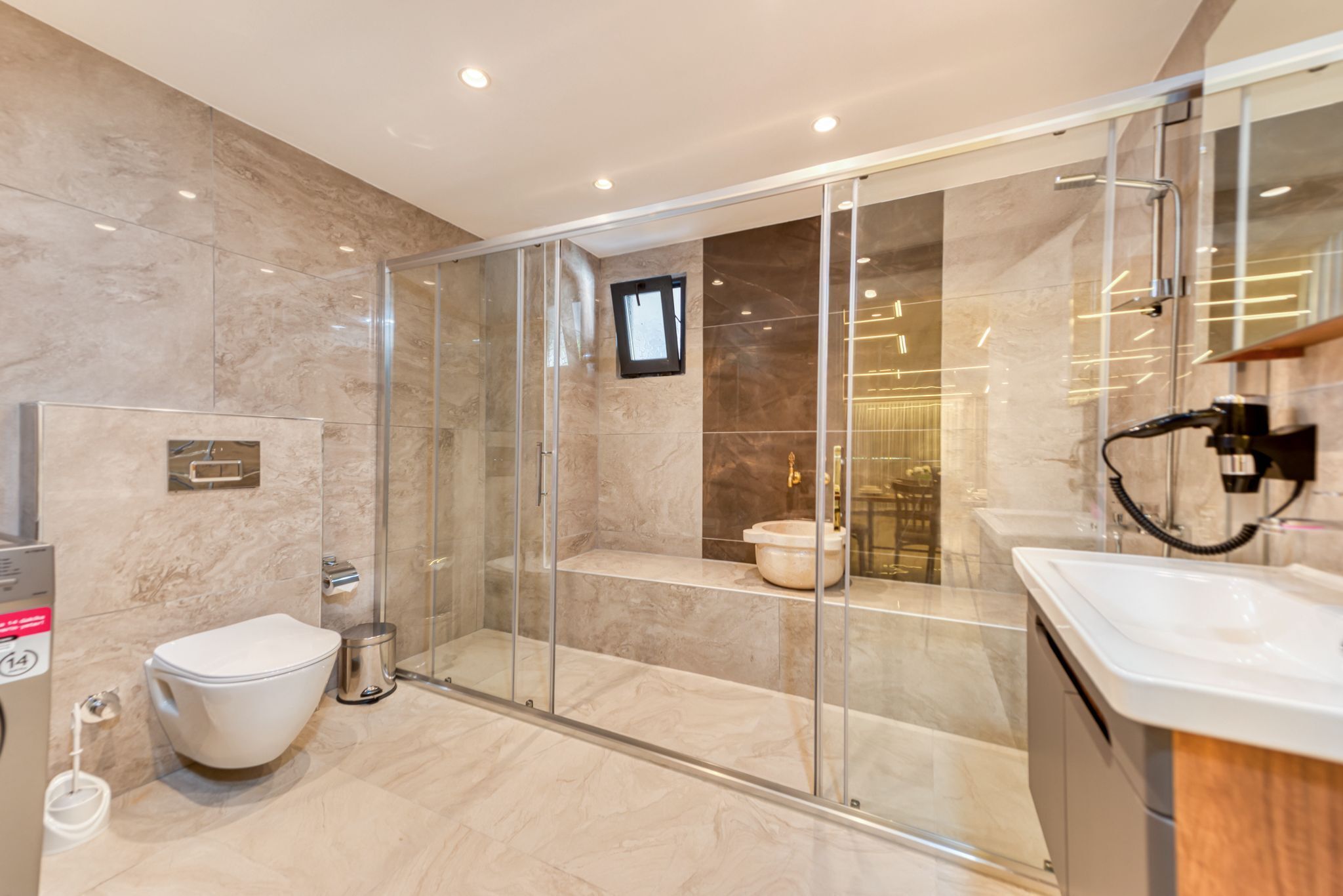 Deluxe Apartment | Blackout drapes, soundproofing, iron/ironing board, free WiFi