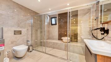 Deluxe Apartment | Blackout drapes, soundproofing, iron/ironing board, free WiFi