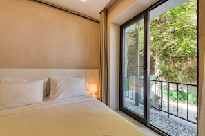 Luxury Apartment | Blackout curtains, soundproofing, iron/ironing board, free WiFi