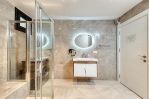 Luxury Apartment | Bathroom | Hair dryer, towels, soap, shampoo - Port Apart Hotel (Fatih)