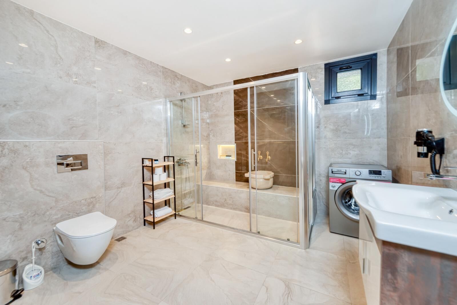 Luxury Apartment | Bathroom | Hair dryer, towels, soap, shampoo