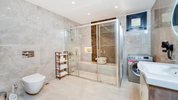 Luxury Apartment | Bathroom | Hair dryer, towels, soap, shampoo