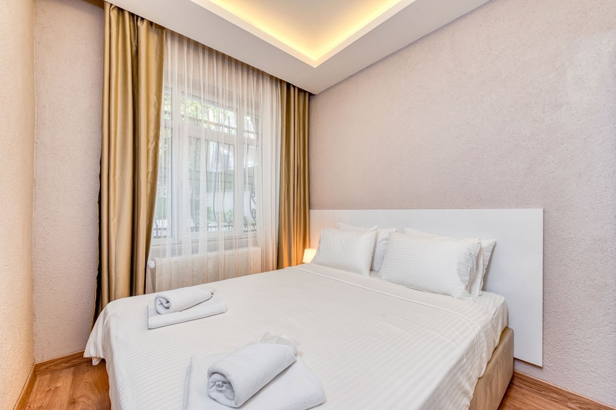 Deluxe Apartment, Park View | Blackout drapes, soundproofing, iron/ironing board, free WiFi