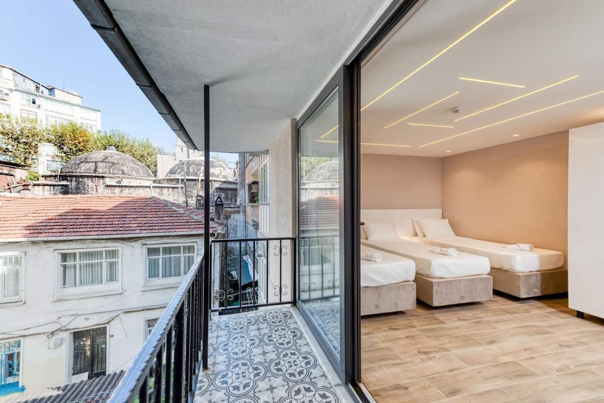 Deluxe Apartment | Blackout drapes, soundproofing, iron/ironing board, free WiFi