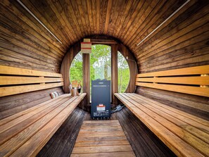 Una sauna con bancos de madera y equipo para sauna.