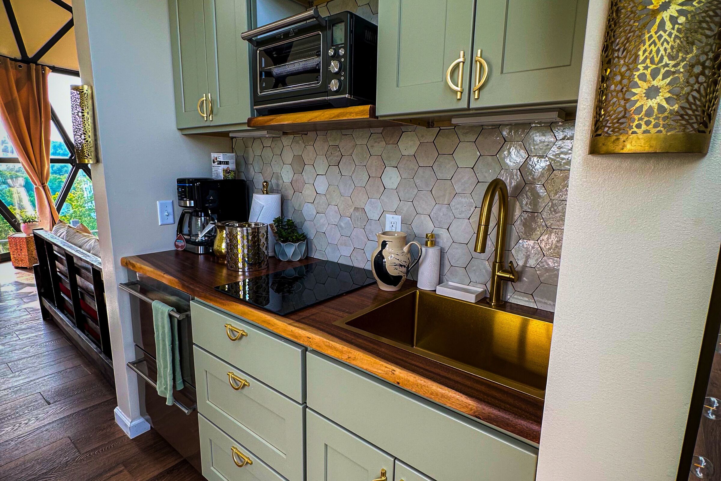 Coffee/tea maker, fridge, microwave, oven