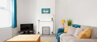 2 Bed Victorian Townhouse with Parking & Courtyard