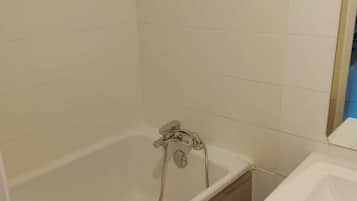 Sèche-cheveux, serviettes fournies, papier toilette