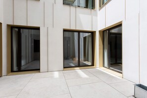 A modern building with large glass doors and a tiled floor. - Elegant 3BD Apartment in Valladolid Solanilla II (Valladolid)