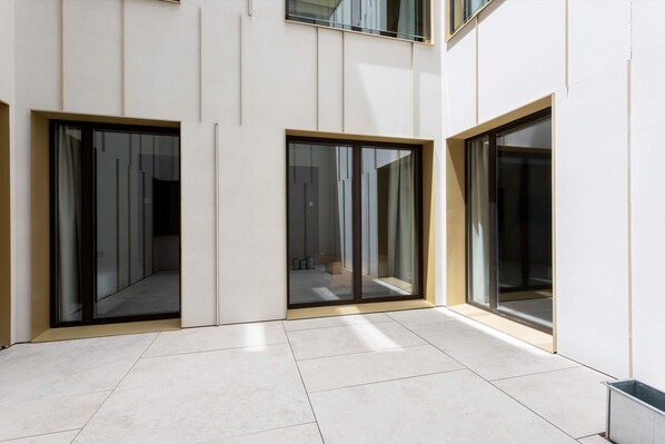 A modern building with large glass doors and a tiled floor. - Elegant 3BD Apartment in Valladolid Solanilla II (Valladolid)