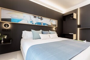 A modern bedroom with a large bed, a wall-mounted artwork, and a built-in shelf. - Bright Apartment in the Heart of Valladolid Solanilla IV (Valladolid)