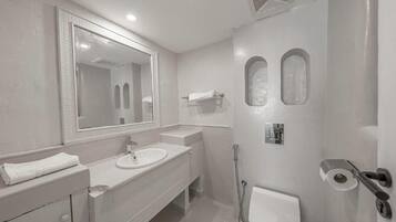 Comfort Villa, 4 Bedrooms, Poolside | Bathroom