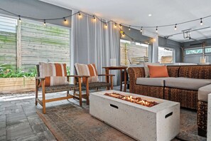 An outdoor seating area with a fire pit, chairs, and a sofa. - The Cottage Nook l Hot Tub l Mins to DNTN (St. Augustine)
