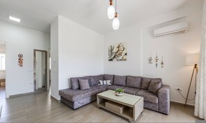 House - Beachside Family Apartment Balcony Parking (Ishëm)