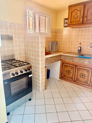 Coffee/tea maker, fridge, microwave, oven - A Dream Getaway Right in the Heart of the City + Pool Access (Marrakesh)