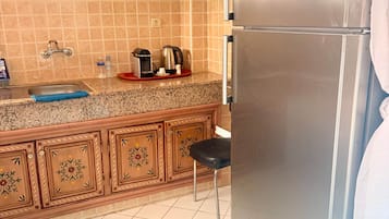 Cafetera/tetera, refrigerador, microondas, horno