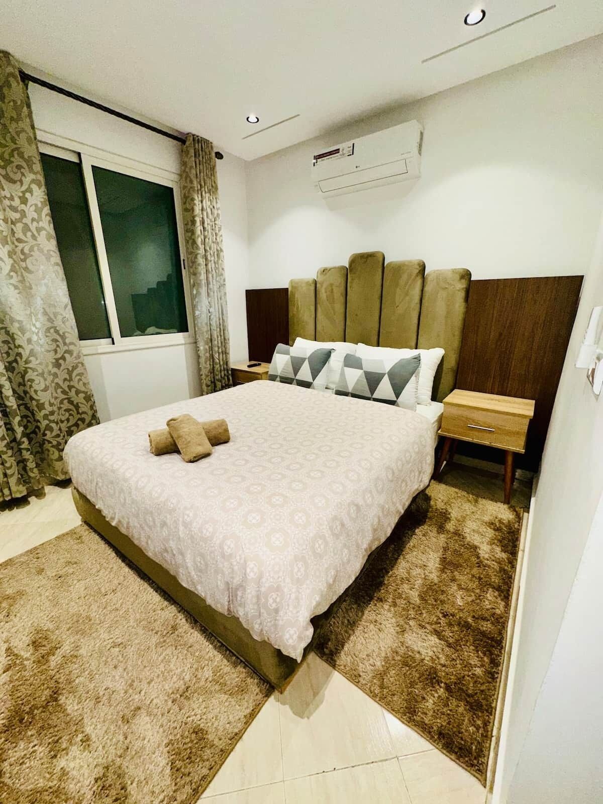 Tabla de planchar con plancha, wifi, ropa de cama