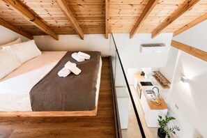 Ein Hotelzimmer mit einem Bett, einer kleinen Küchenzeile und einem Badezimmer.
