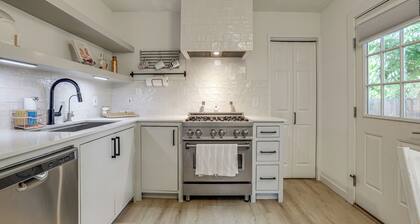 Quaint Houston Bungalow w/ Private Yard