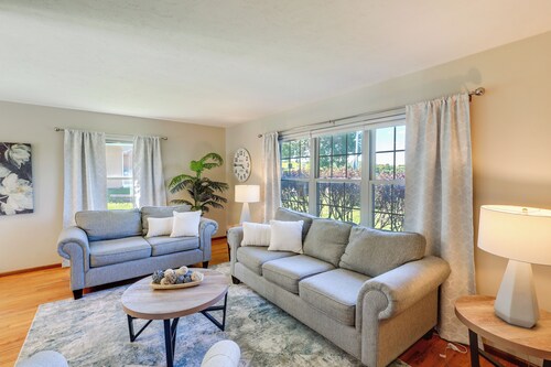 Great for Families! Omaha Getaway w/ Yard & Deck