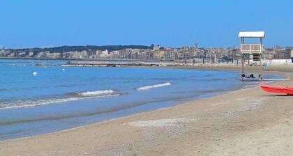 Apartment 'Due Passi Dalla Spiaggia' with Sea View, Wi-Fi and Air Conditioning