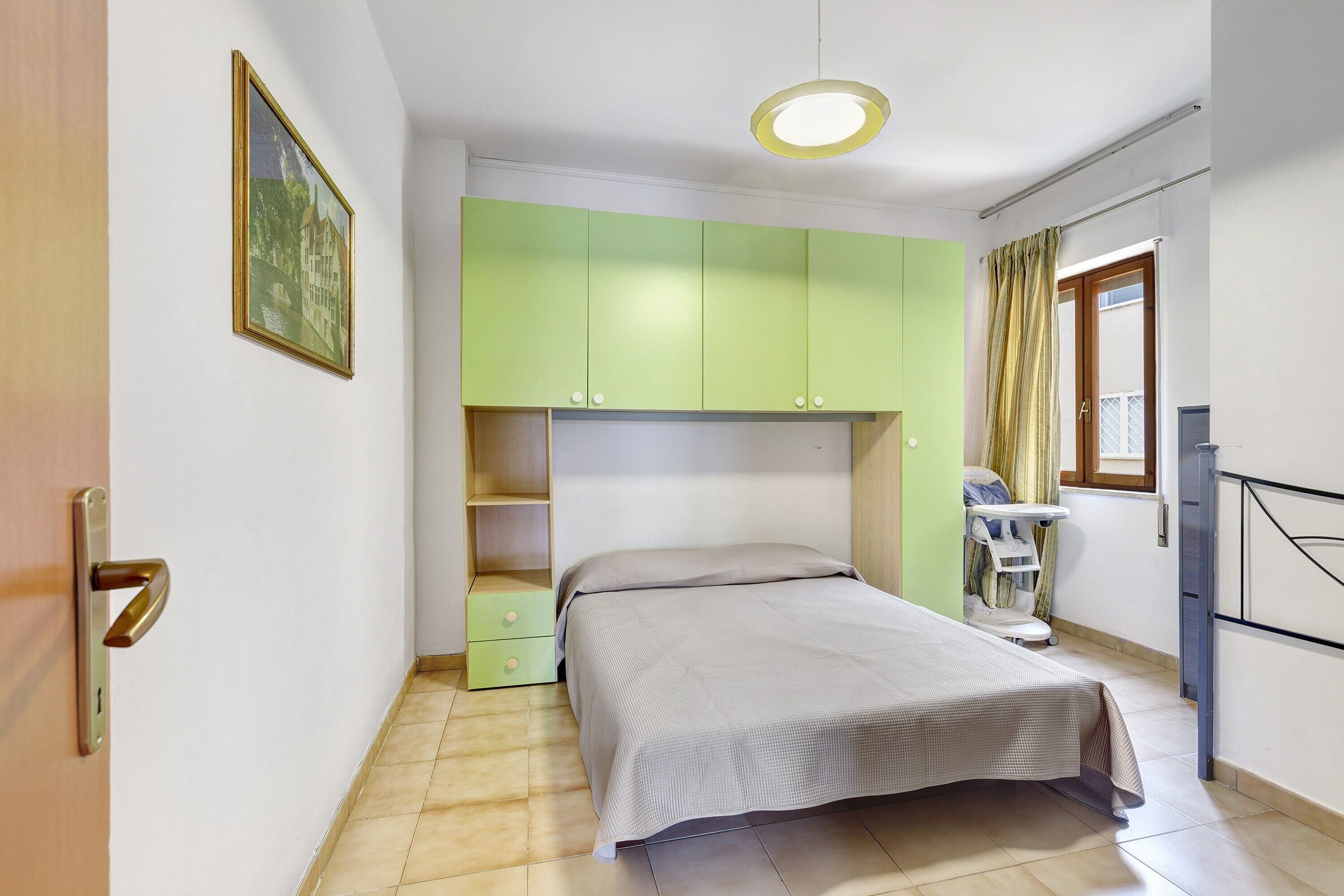 Ein Schlafzimmer mit Bett, Schreibtisch, Stuhl und Kleiderschrank.