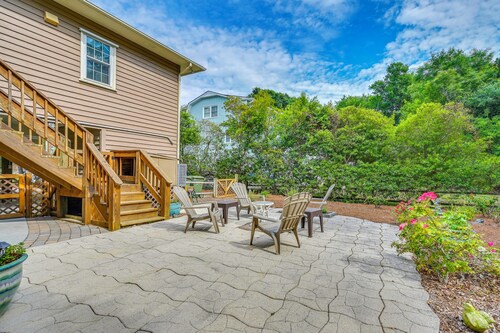 Steps to Beach! Emerald Isle Group Escape w/ Yard