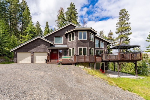 Wallowa Lookout: Scenic Retreat w/ Hot Tub