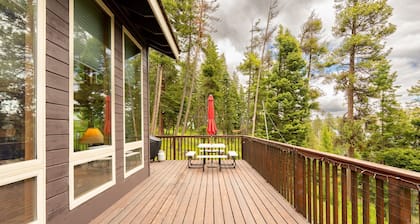 Wallowa Lookout: Scenic Retreat w/ Hot Tub