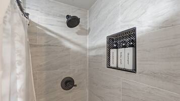 Secadora de cabello, toallas, jabón, papel de baño