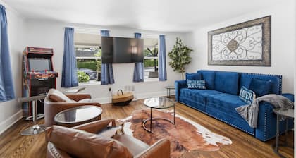 Riverfront Retreat - Convenience + Kayaks - 3 bed 2 ba