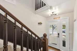 Un escalier avec des balustrades en bois foncé menant à un palier.
