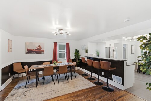 Riverfront Retreat - Convenience + Kayaks - 3 bed 2 ba