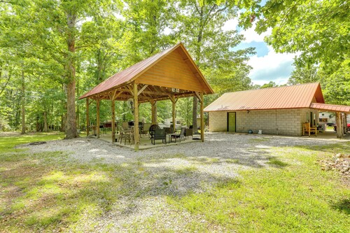 Close to Blanchard Caverns! Nature-centric Cabin