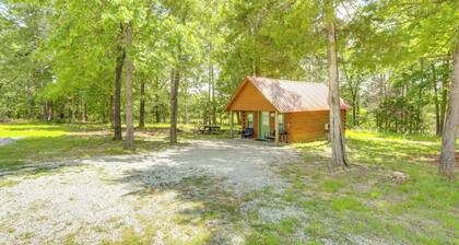 Close to Blanchard Caverns! Nature-centric Cabin