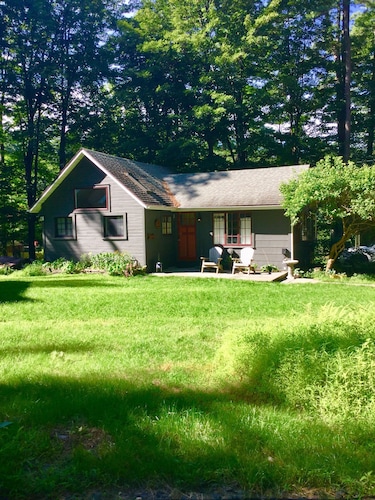 Hidden Pines - Spacious Charming One Bedroom Woodstock Cottage, Walk to Town!
